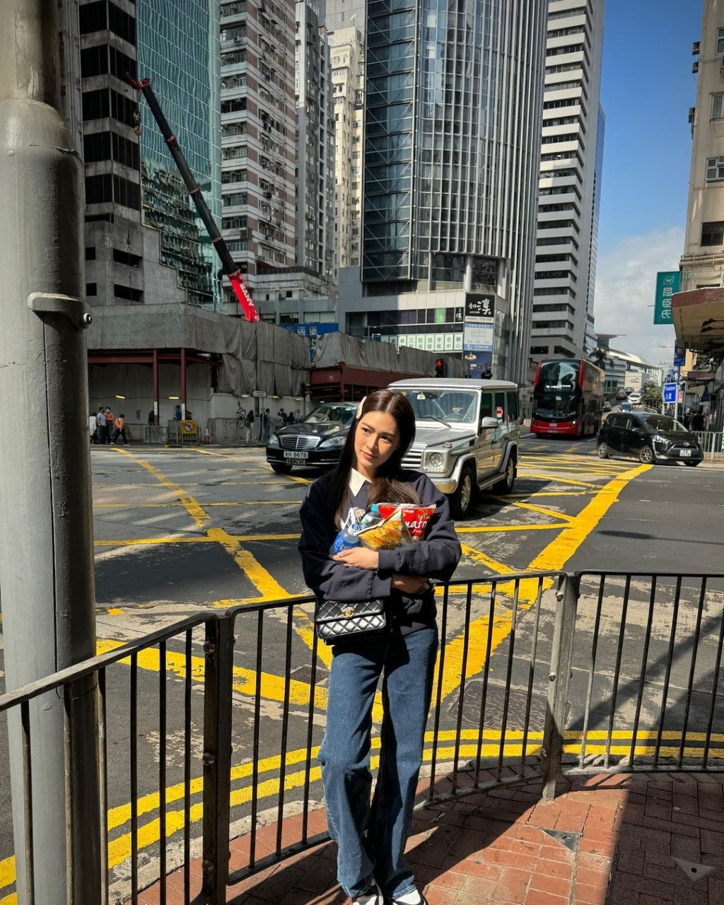 鄺玲玲17歲時返回泰國升學。