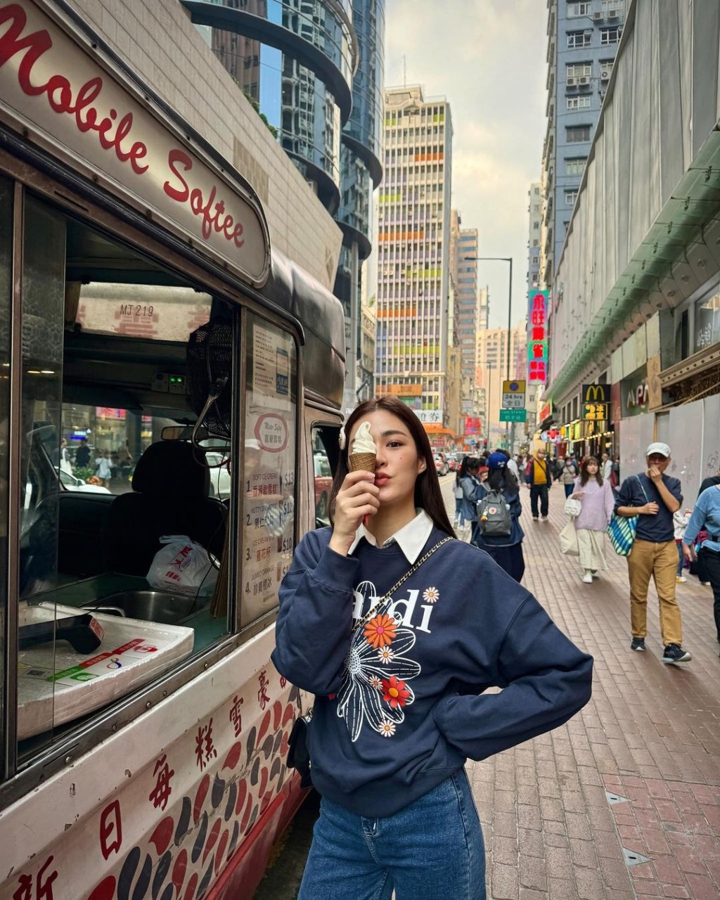 鄺玲玲於2018年大學畢業後，參加孔敬Khao Suan Kwang小姐選美奪冠，隨後加入泰國第3電視台出道。
