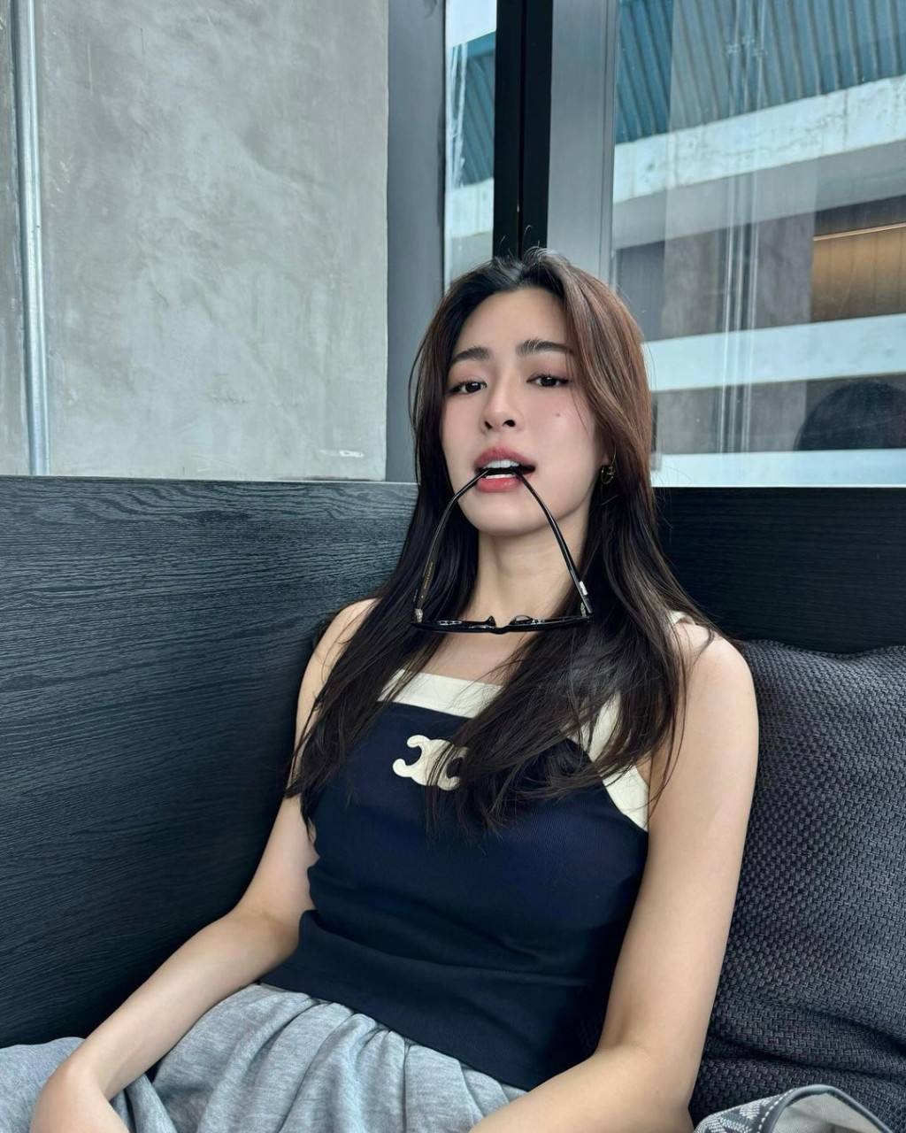 鄺玲玲擁有混血兒的美貌。