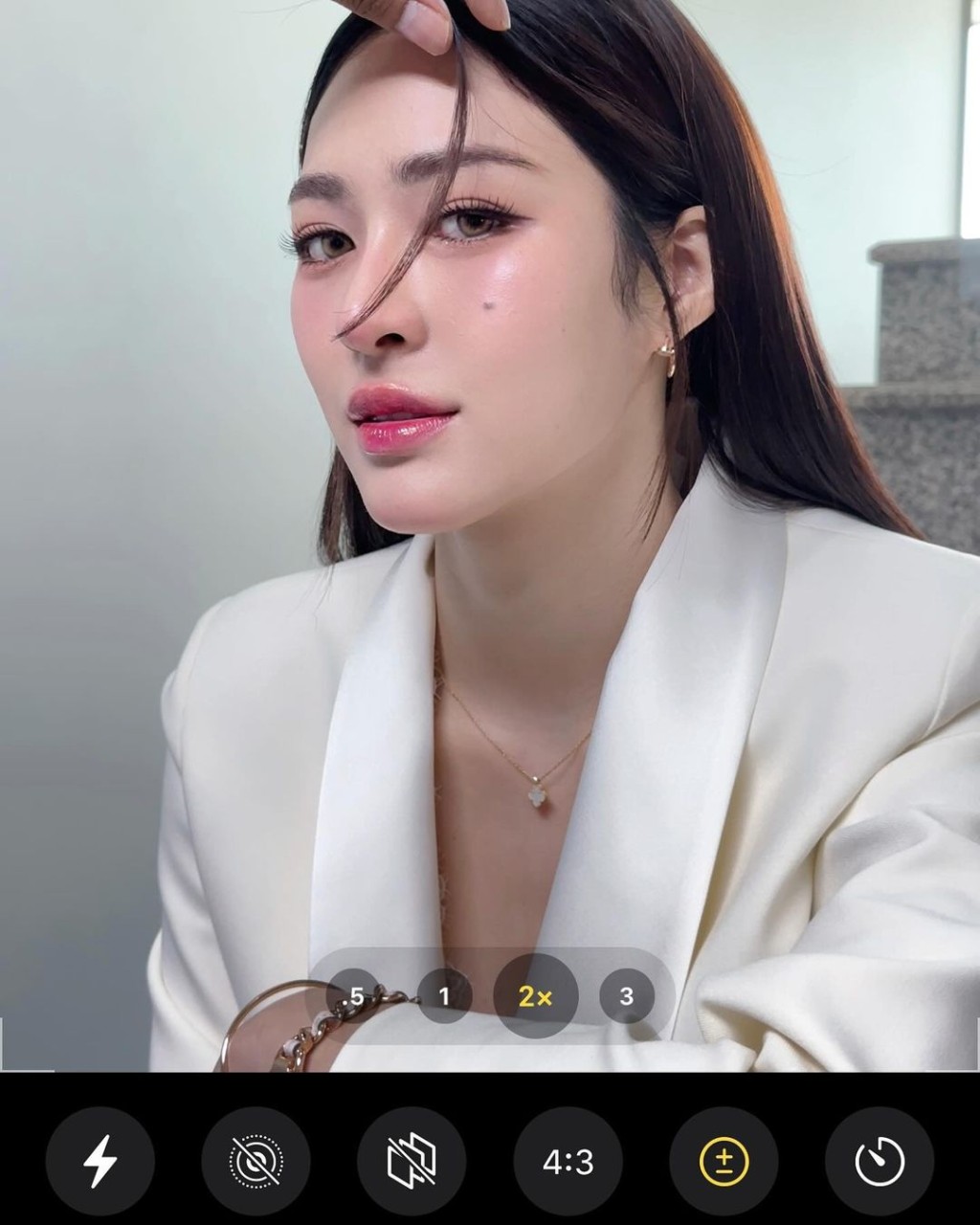 鄺玲玲化上泰妝後女神感十足。