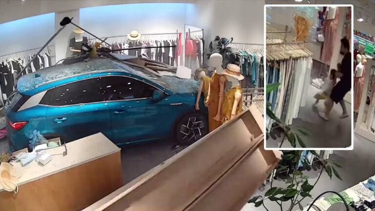 湖南常德商場驚險一幕 藍色SUV失控撞入店舖 父親及時反應帶孩子脫險