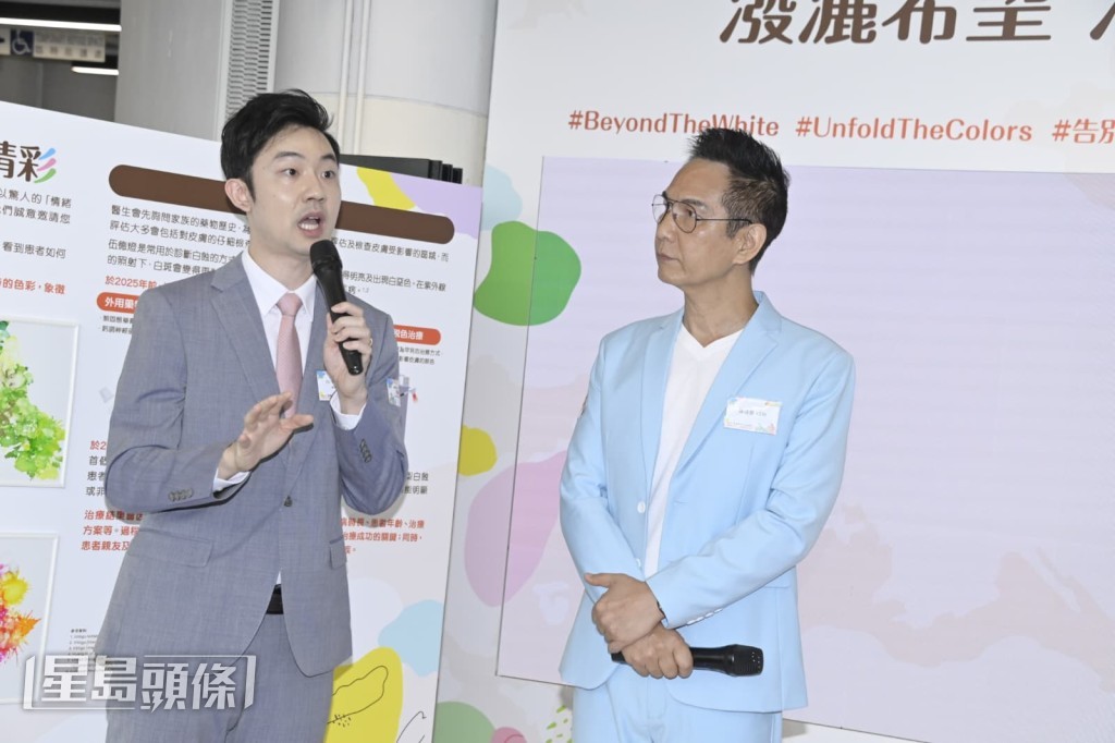 陳啟泰在活動上細心聆聽主持鍾文浩的講解。