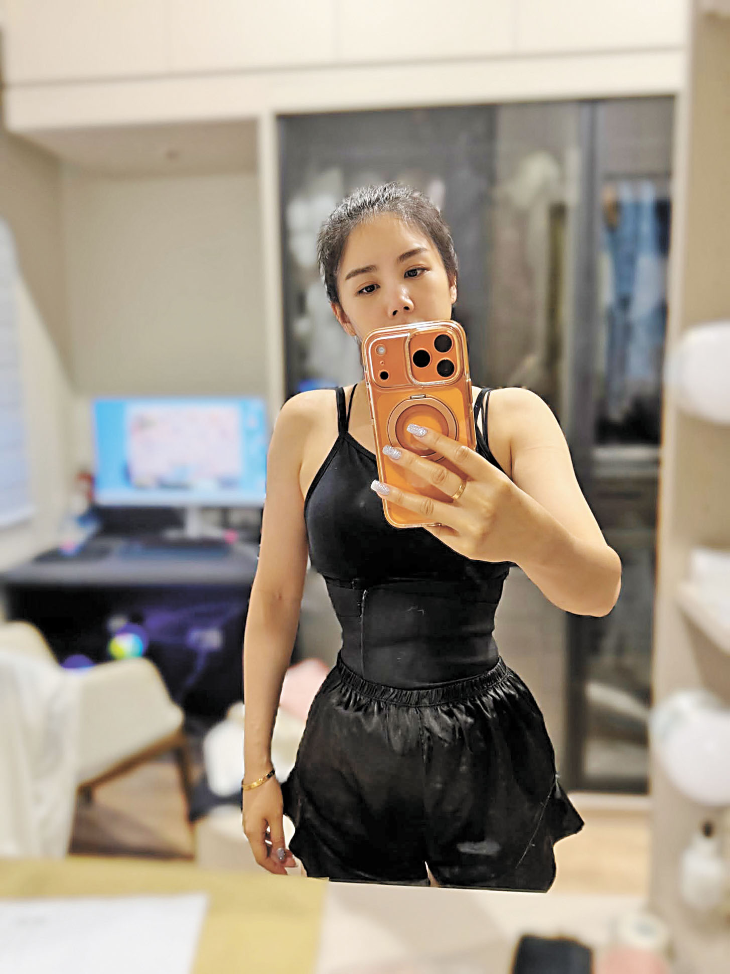 ■楊晨熙術後需穿塑身衣。網上圖片 .c3/.c4 楊晨熙與丈夫育有一女,生活幸福美滿。網上圖片