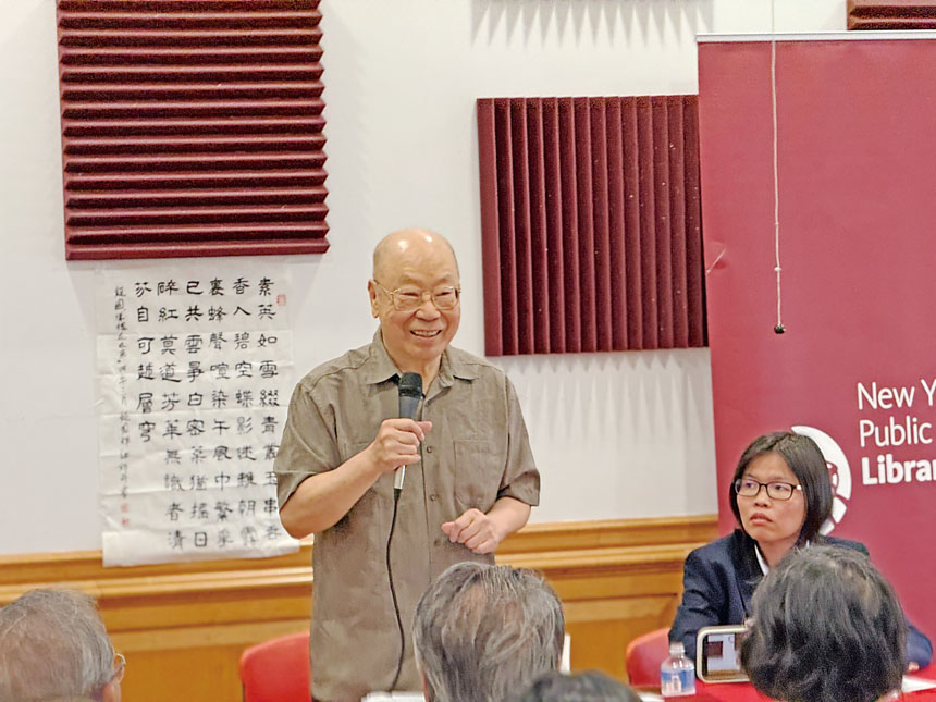 于金山於20日在且林士果圖書館暢談華裔移民史。