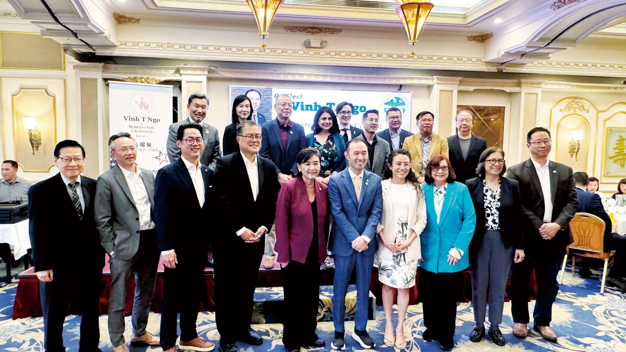 吳紹榮（前排右5）與出席支持的各級民選官員大合照。記者陸新攝