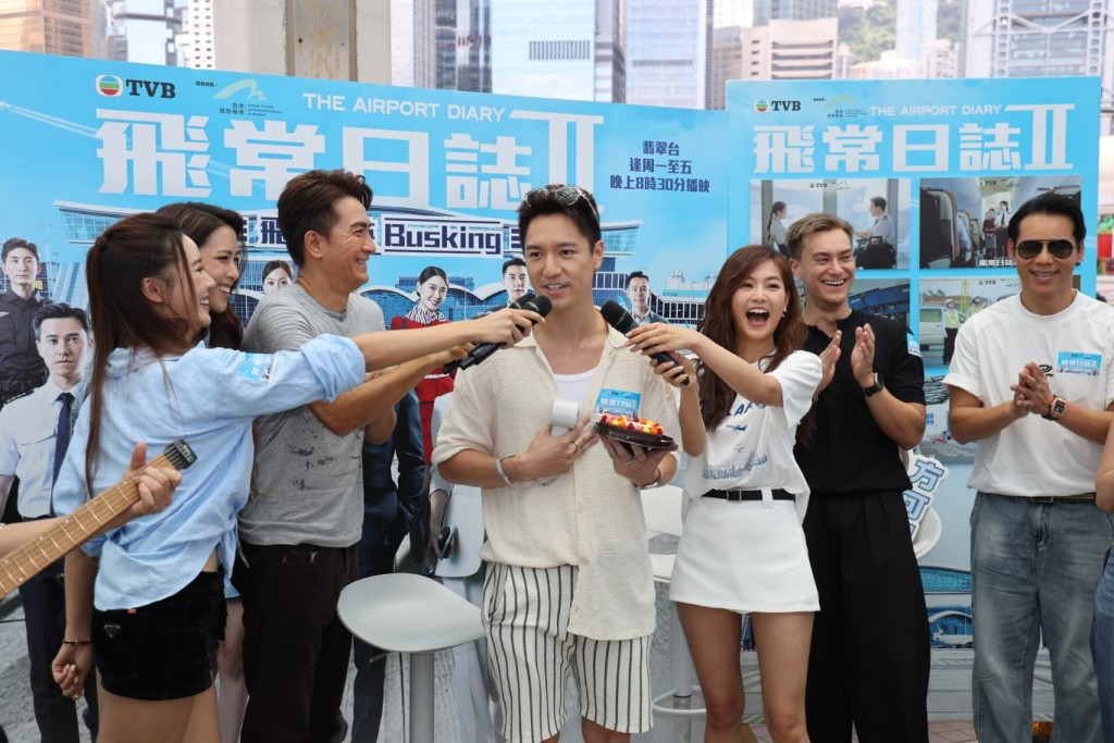 一眾藝人為剛滿28歲的吳偉豪慶祝生日。