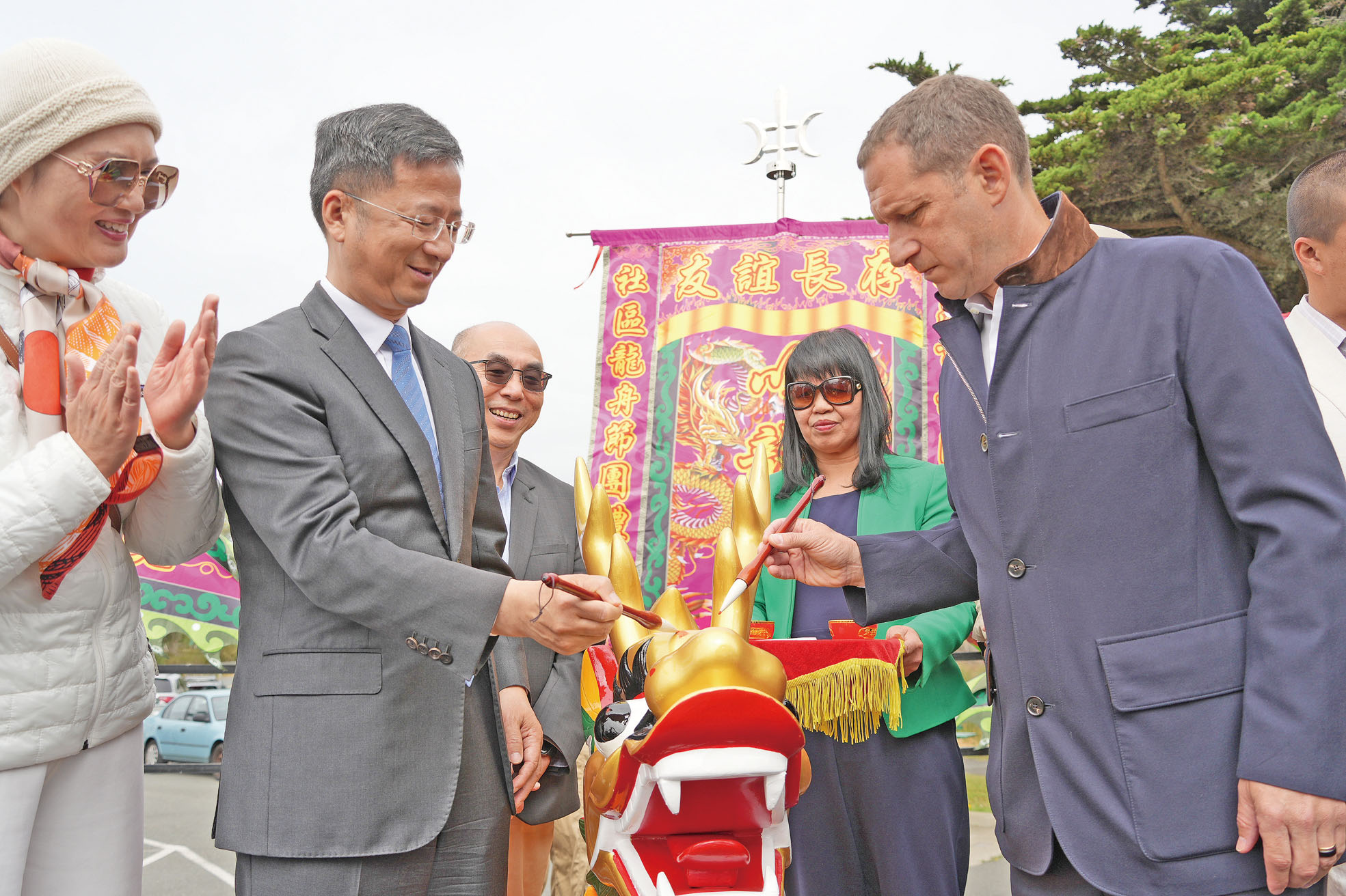 市長羅偉(右)與中領館總領事張建敏(左)合作點睛儀式。記者黃偉江攝