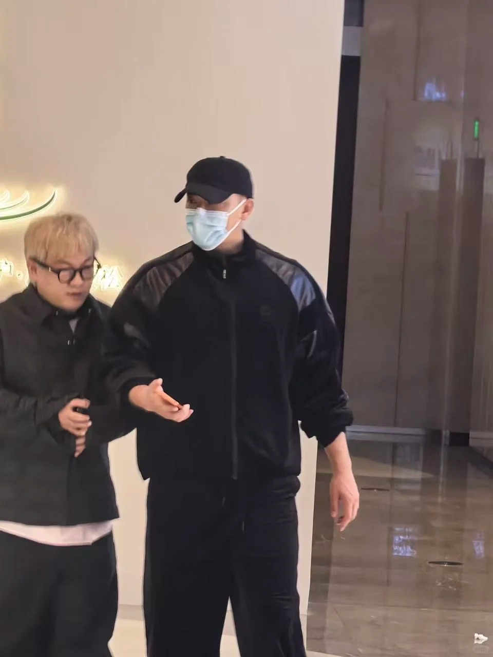 黃子韜昨日在重慶被民眾偶遇。