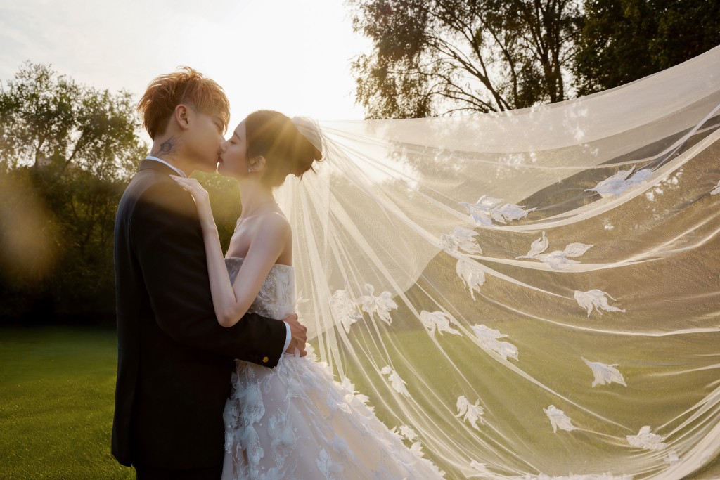黃子韜與徐藝洋正式公開婚照。
