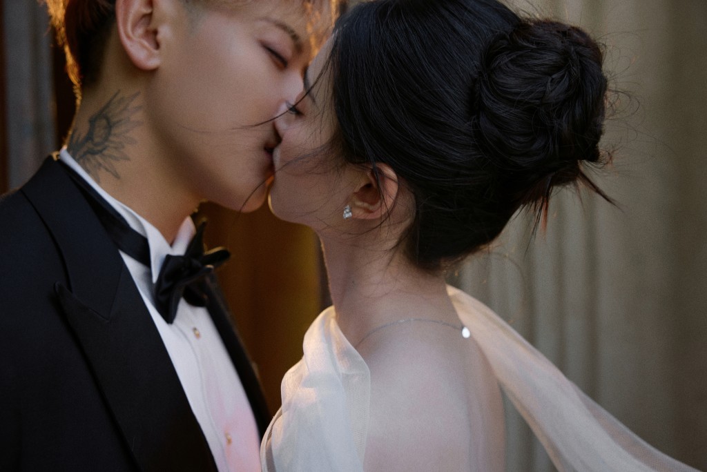 二人的婚照包含多張親吻合影。