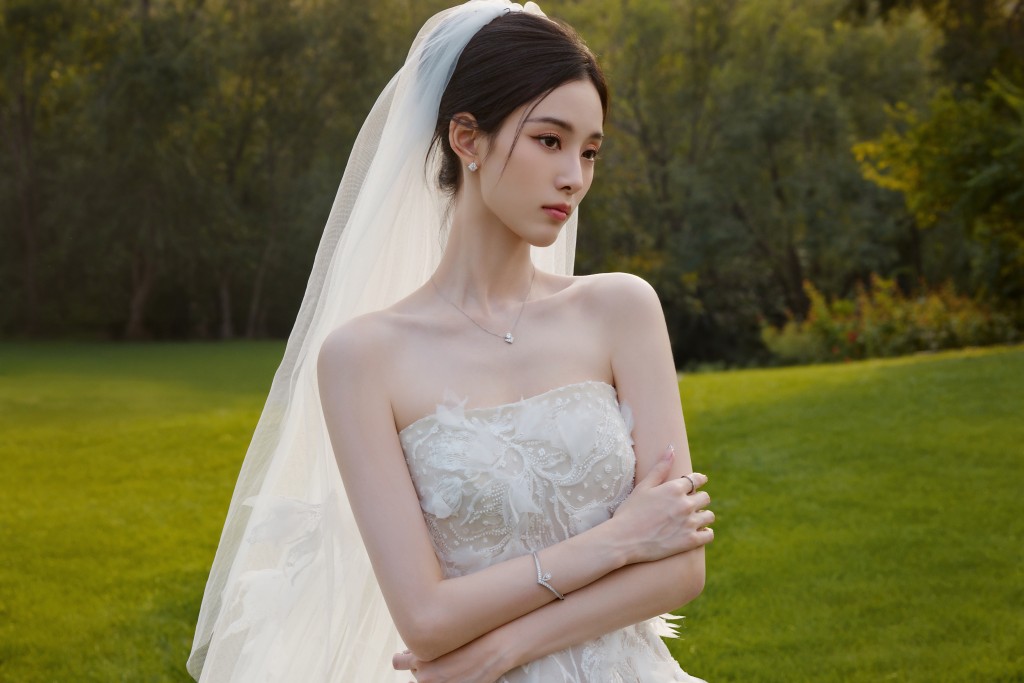 徐藝洋選擇了一襲露肩款式的婚紗。