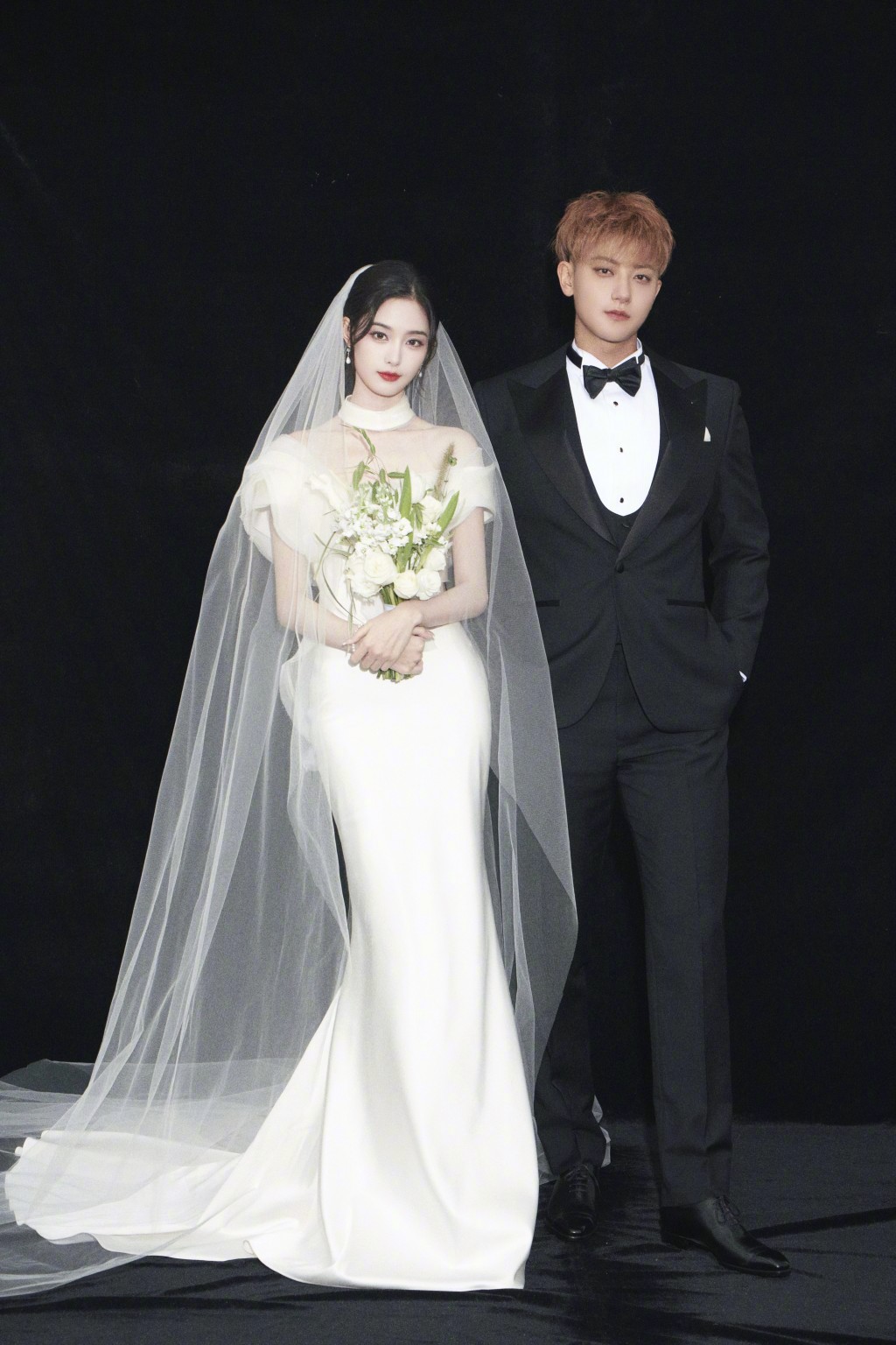 黃子韜與徐藝洋拍攝了多套不同風格的婚照。