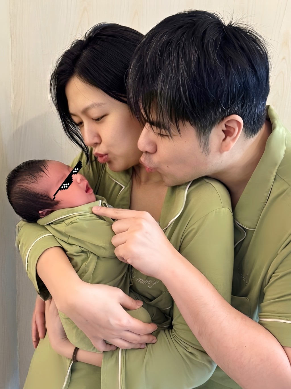 秦沛的長子姜文杰與太太李泳淇(Rain)在IG分享一家三口照片。