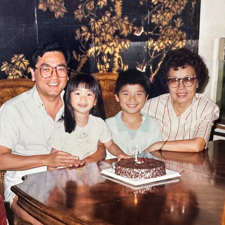 秦沛與前妻梁盛子育有姜文杰及姜麗文一子一女。