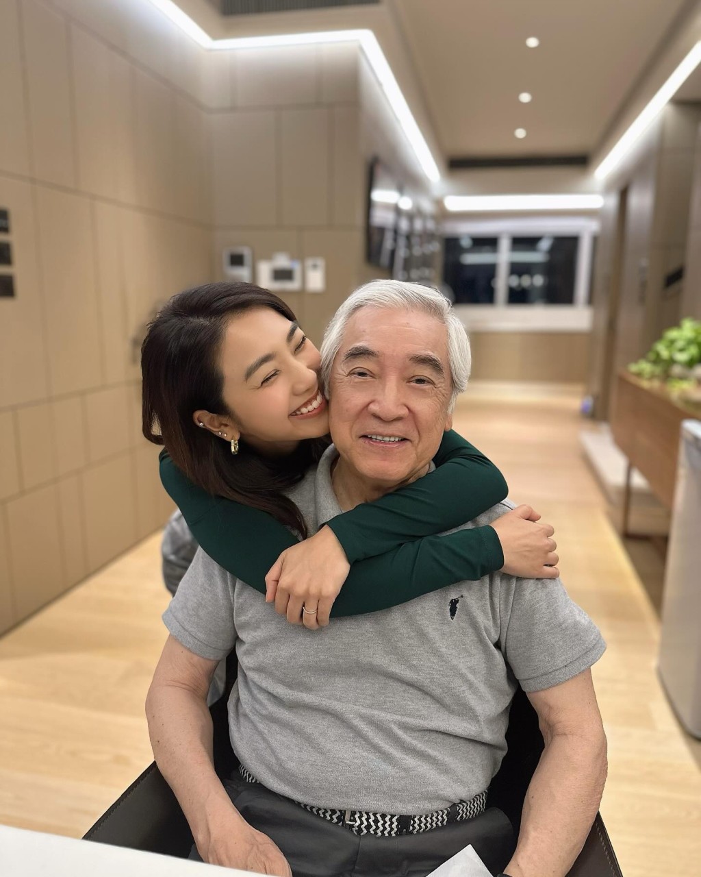 姜麗文與爸爸秦沛感情深厚。