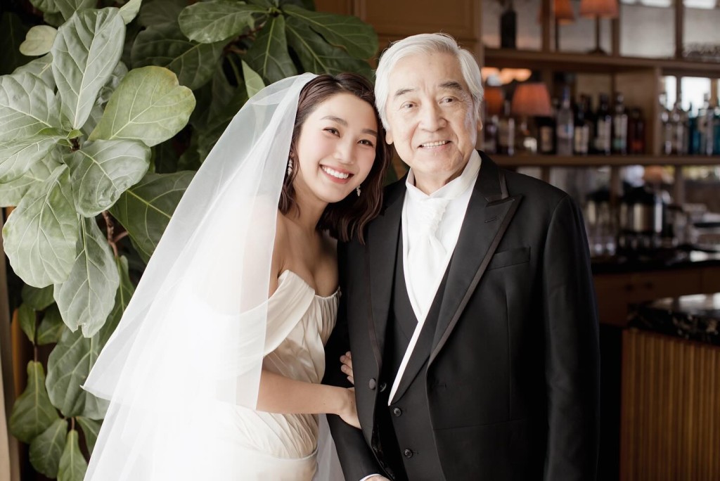 姜麗文如願穿上婚紗,由爸爸陪伴行禮。