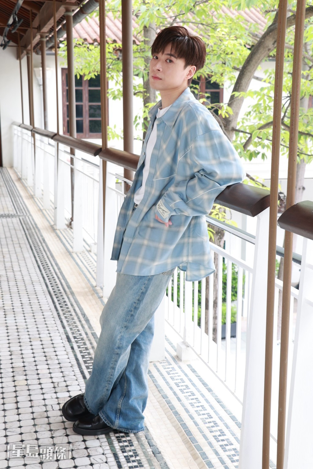 Frankie在參加《全民造星》前已當了多年舞者，但兩首單曲卻未與其最擅長的舞蹈結合。