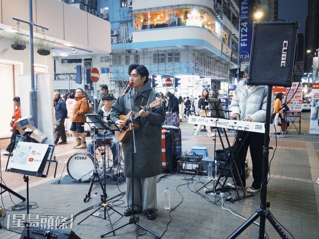 Jacky不時參與街頭busking演出。