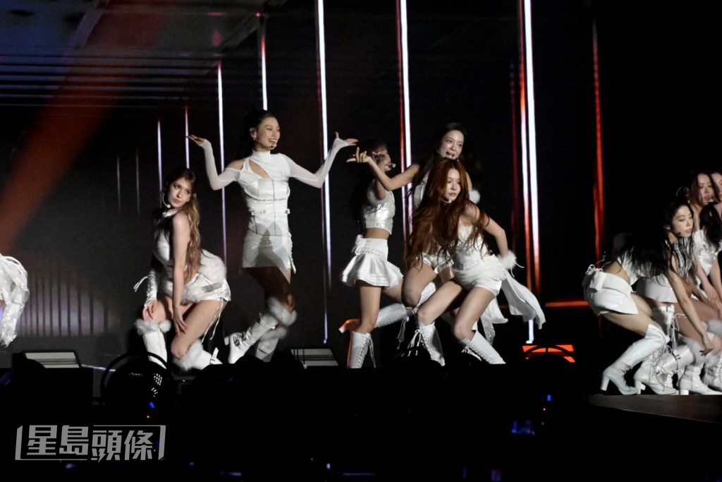 唱完《IOI(Where My Girl At)》後,成員們稱讚這首歌的舞步很型格。