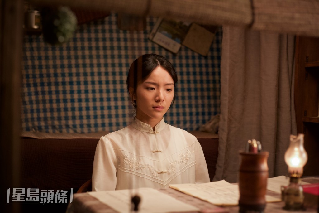 戲中，謝南枝（李思潼飾）為報亡友鄭木生之恩，多年來寄送款項物資支持鄭家，撫慰木生太太的思念。