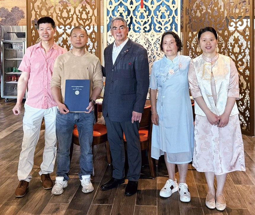 薩諾市長(中)給餐廳開業頒發賀狀。