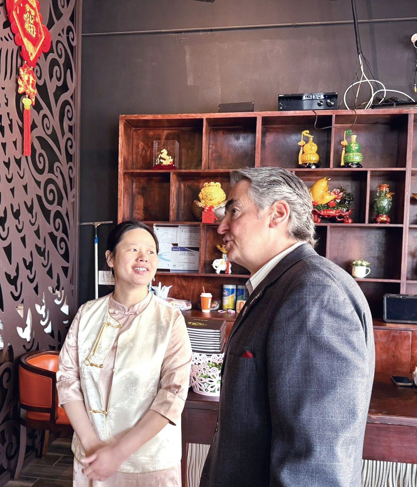 薩諾市長(右)同餐廳員工交談。