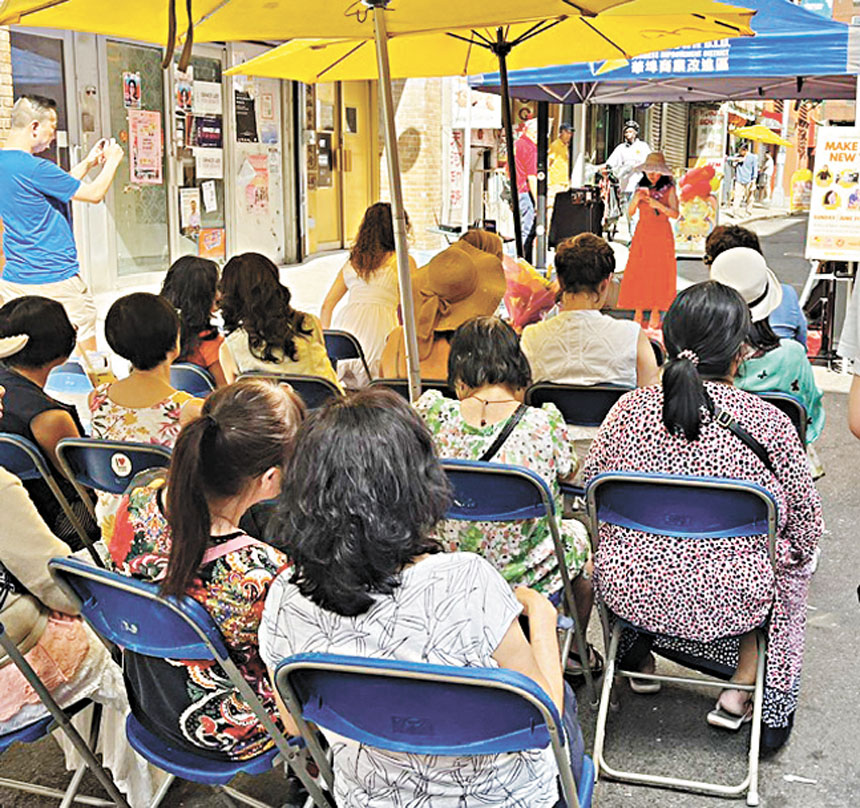華裔流行歌手俞毓蓉表演。
