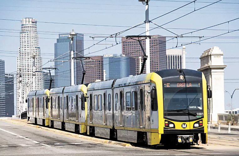 地鐵列車駛過洛杉磯市中心。洛杉磯時報