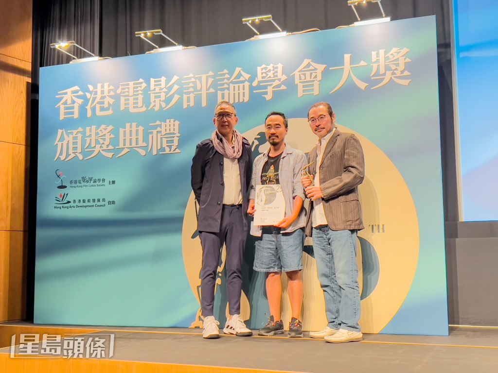 初次執導的麥天樞曾徵詢韋家輝意見,他形容對方給予的意見「不會好具體」。圖為兩人憑《神探大戰》同獲金像獎最佳編劇。