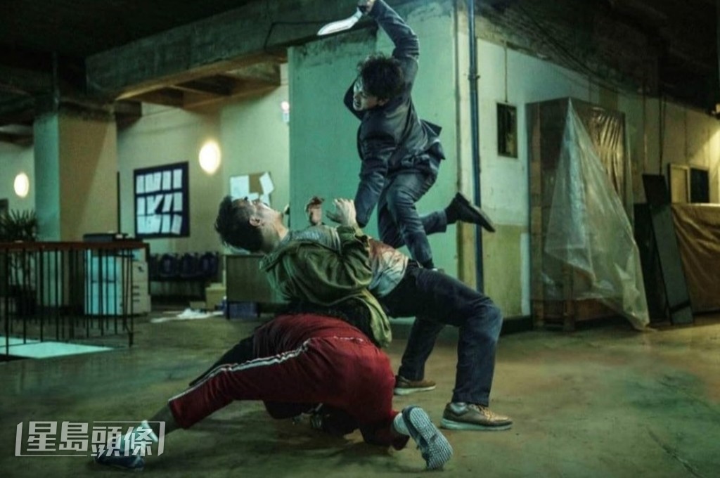 正在上映的《火遮眼》由許學文擔任主要編劇,麥天樞為副手,片中首創五人死鬥戲碼。