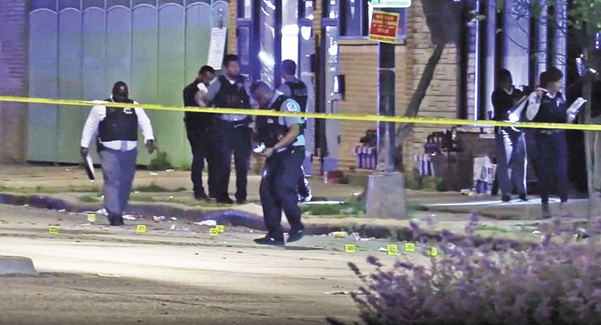 芝加哥六月節當晚發生大型槍案造成至少12人中彈，警方在現場調查。ABC7Chicago電視截圖