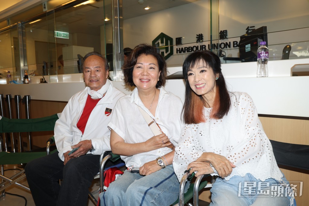 陶敏明（中）到場支持丈夫狄龍的新戲開鏡。