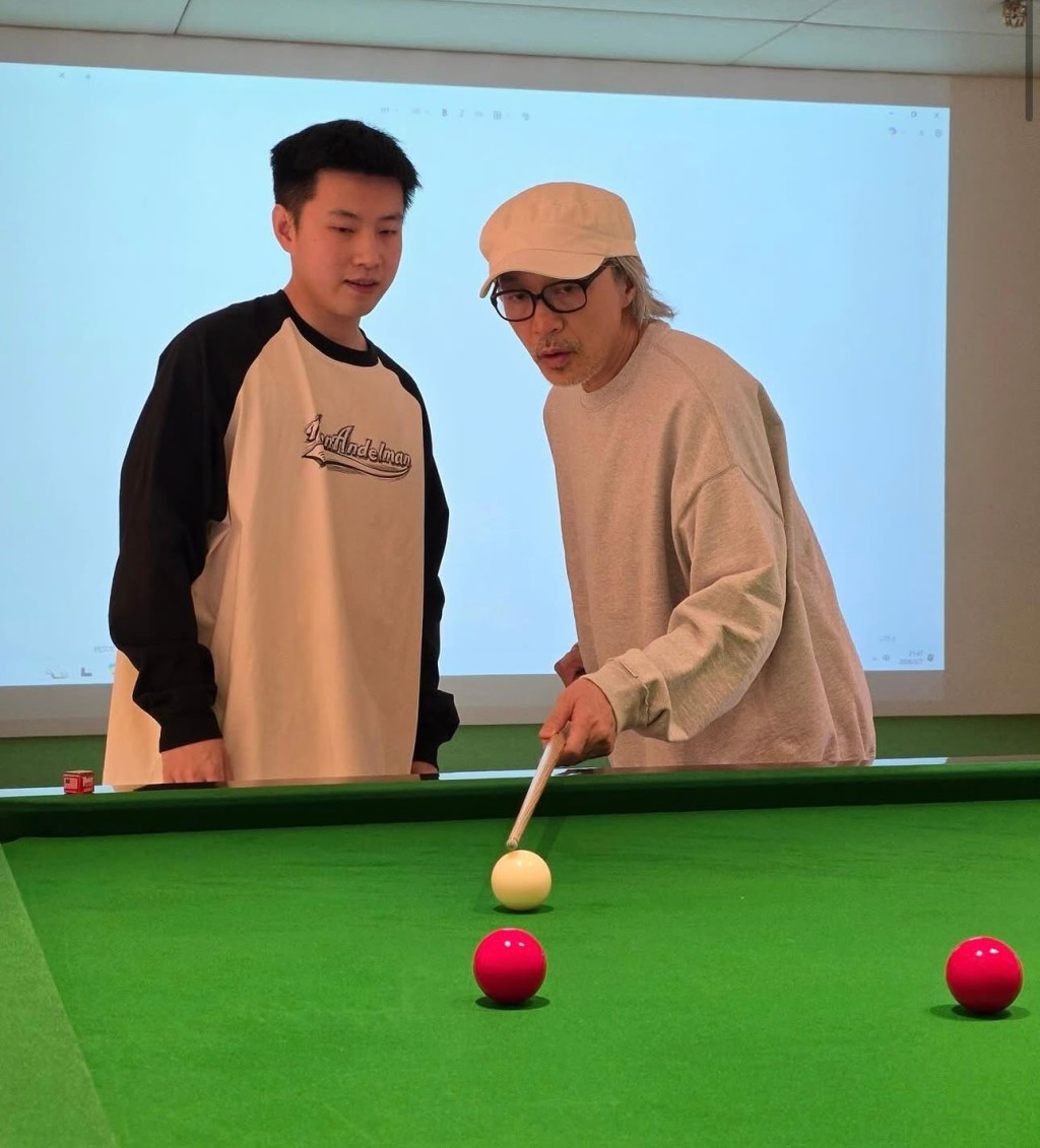 周星馳與國家級桌球冠軍趙心童一起切磋球技。