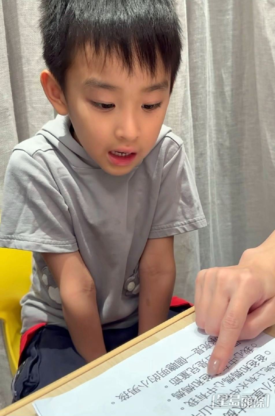 大兒子正在努力追趕中文課程。