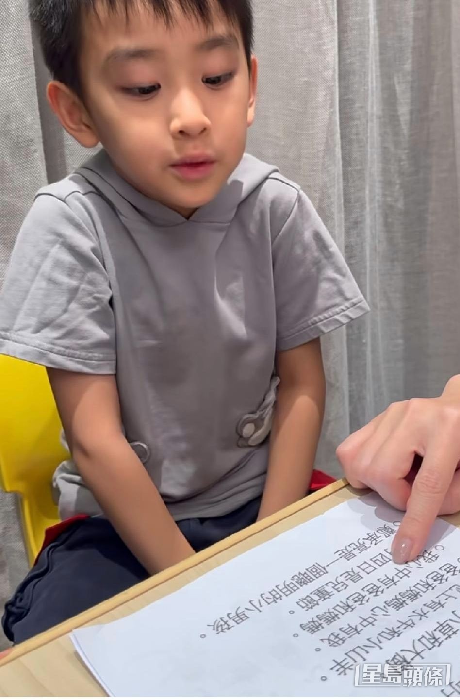 鄭嘉穎每晚推掉飯局,親自陪孩子讀書。