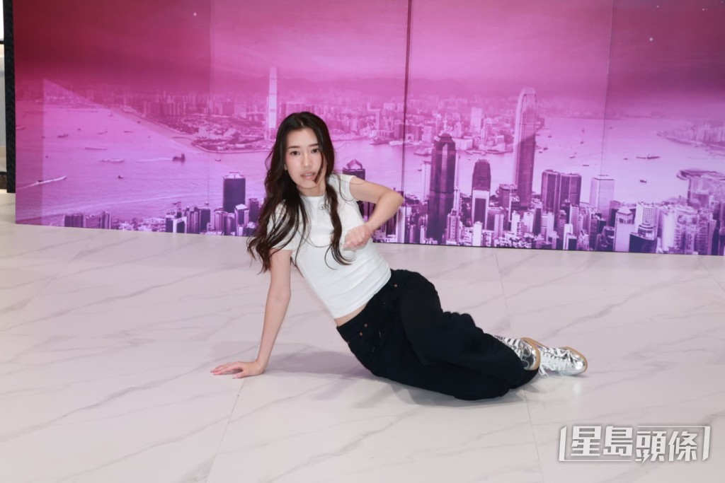 4號佳麗周婷（Jen Zhou）落力表演舞蹈。