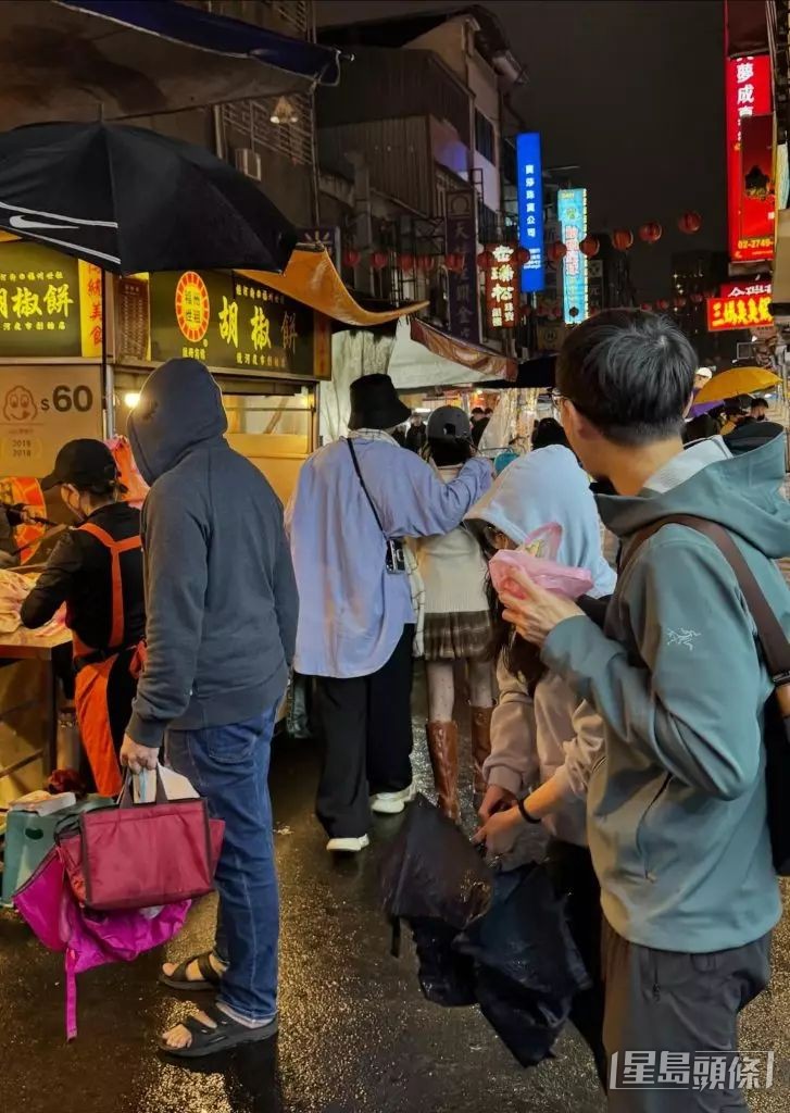 呂爵安早前被拍到搭著林明禎的肩膀。