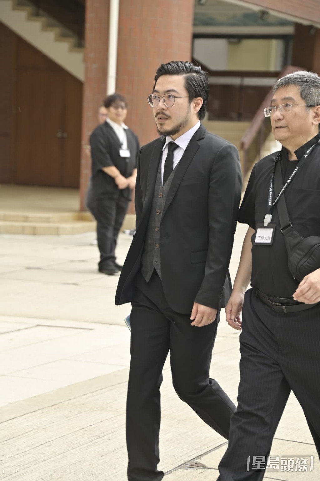 李盛林牧師的長子李啟旻醫生到場送別父親。