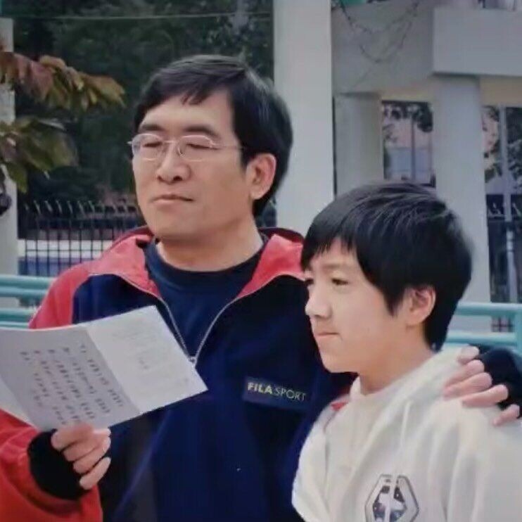 阿Mo李啟言選用童年父子合照，訴說與父親的深厚感情。