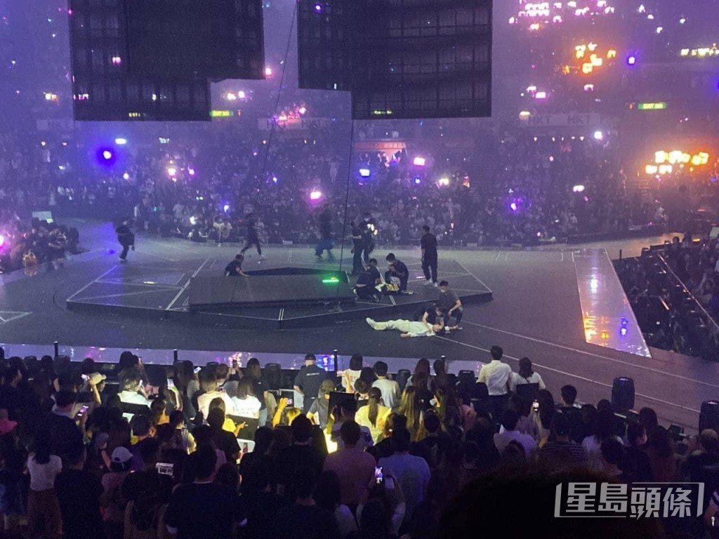 在MIRROR演唱會被大屏幕壓至重傷的舞蹈員阿Mo（李啟言）仍未完全康復。