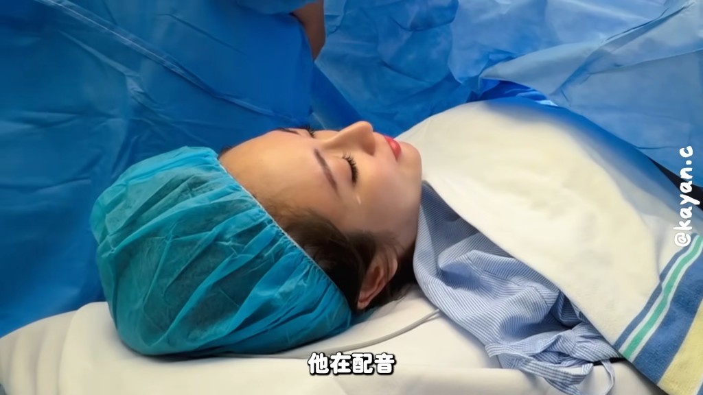 聽到兒子出世,蔡嘉欣流下開心眼淚。(YouTube頻道《kayan.c》影片截圖)