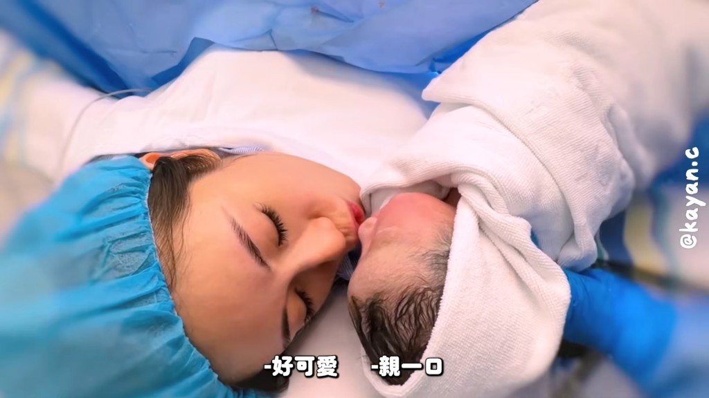 蔡嘉欣親吻兒子的畫面十分溫馨。(YouTube頻道《kayan.c》影片截圖)