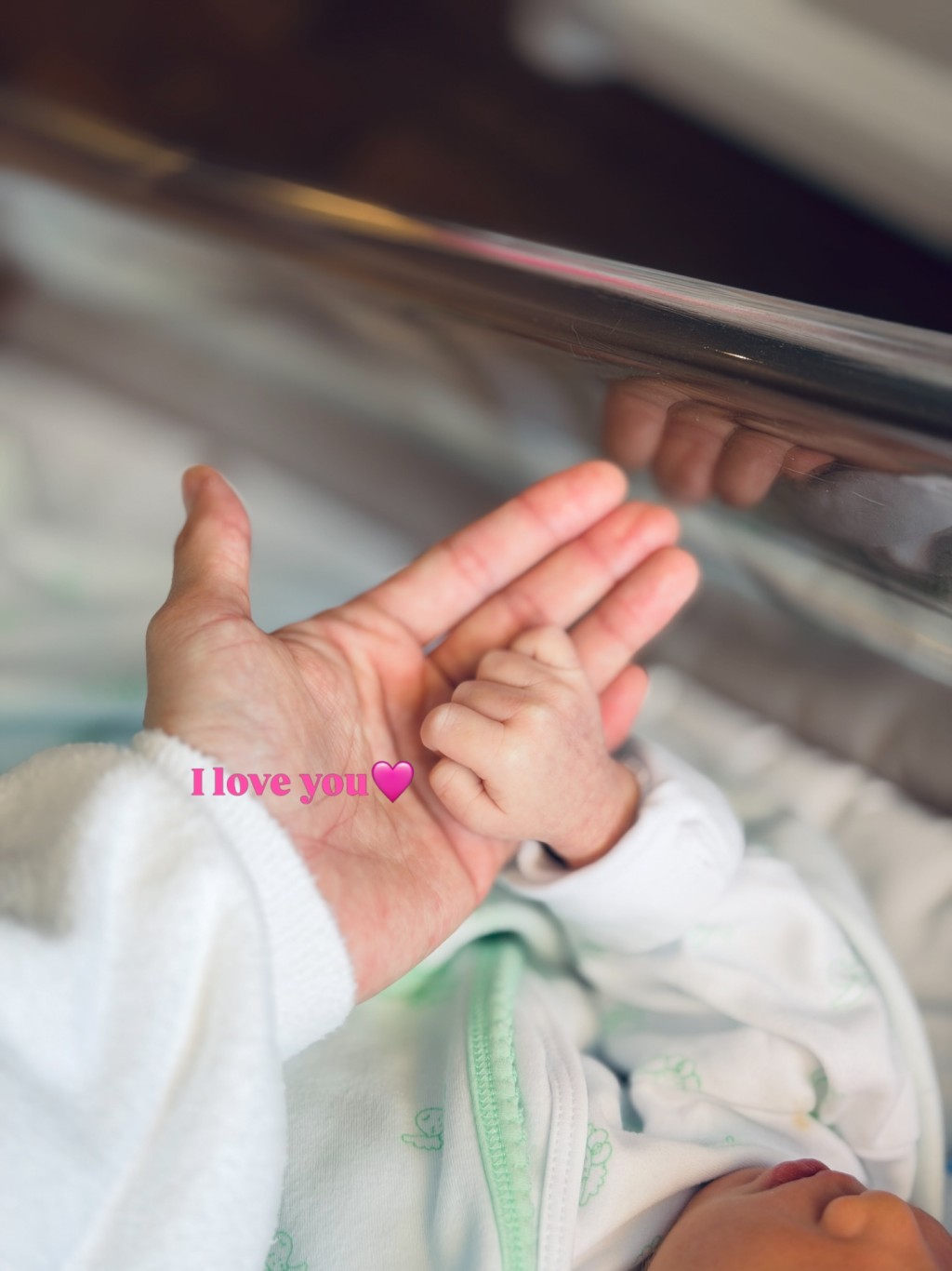 蔡嘉欣寫道:「願你一生平安順遂、健健康康、在充滿愛的環境下成長,未來請多多指教喔。」