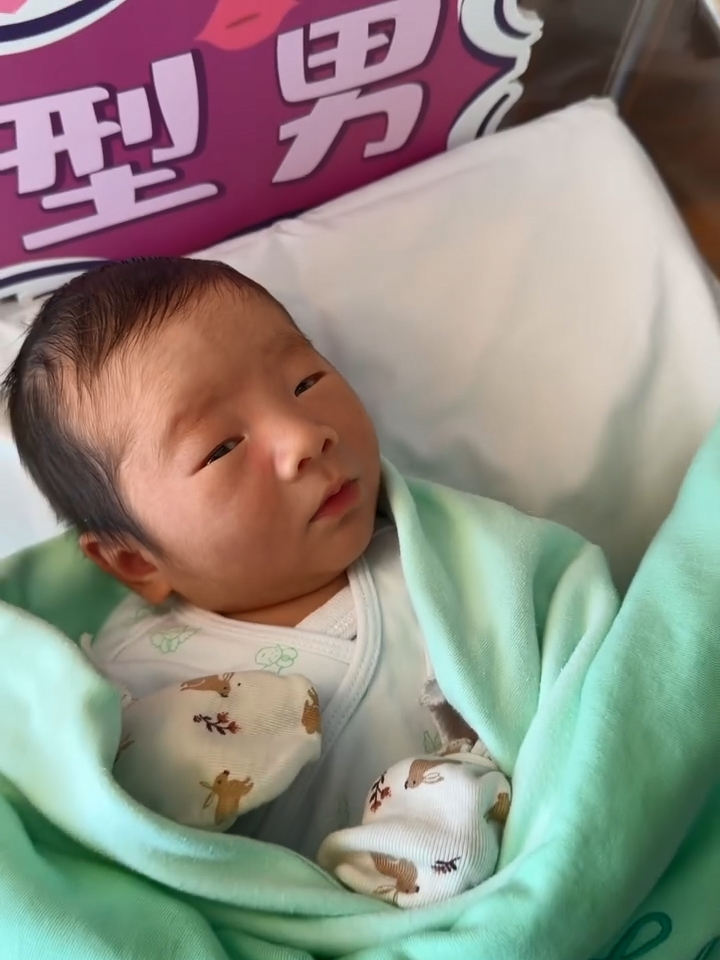 蔡嘉欣在旁擺放了「型男」及「Dad & Mum I Love U」等可愛字句。