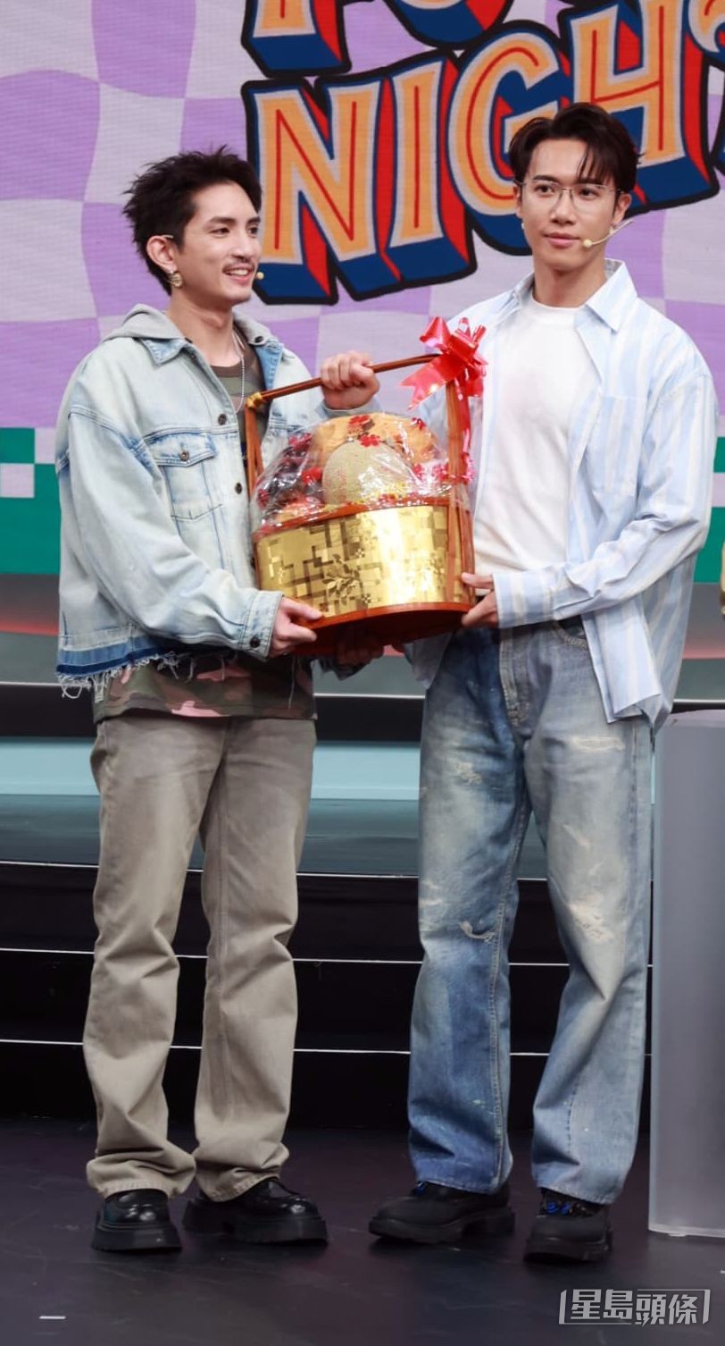 準新郎邱士縉收到禮物。