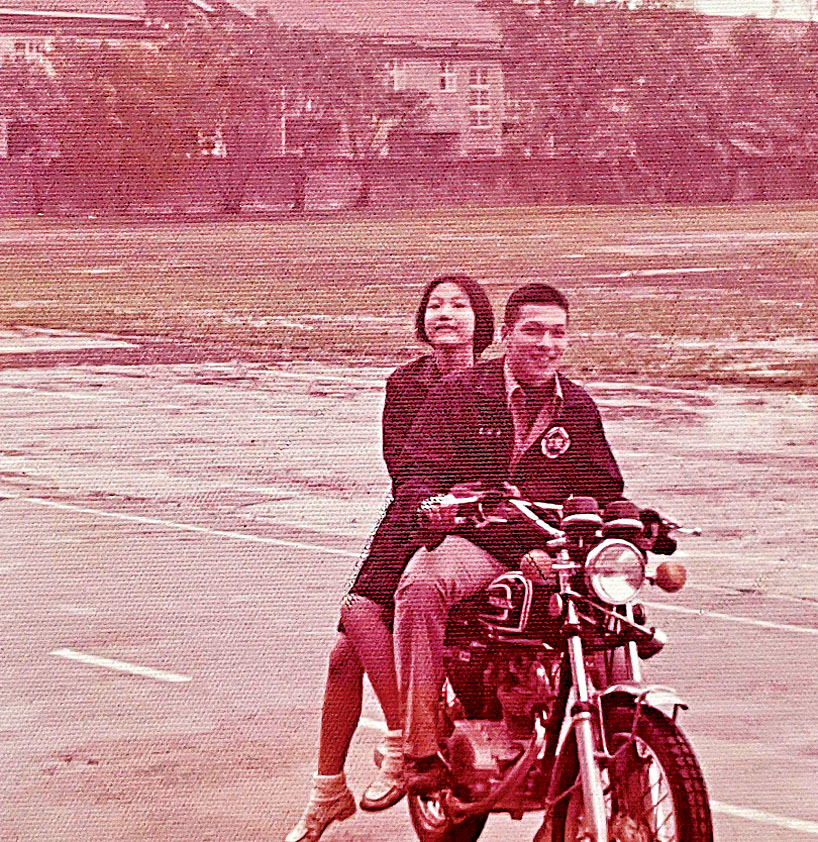 黃仲崑曬出跟初戀女友的合照。網上圖片