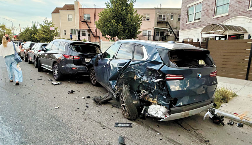 停在街邊的四輛私家車21日被消防車撞毀。 張之銘攝