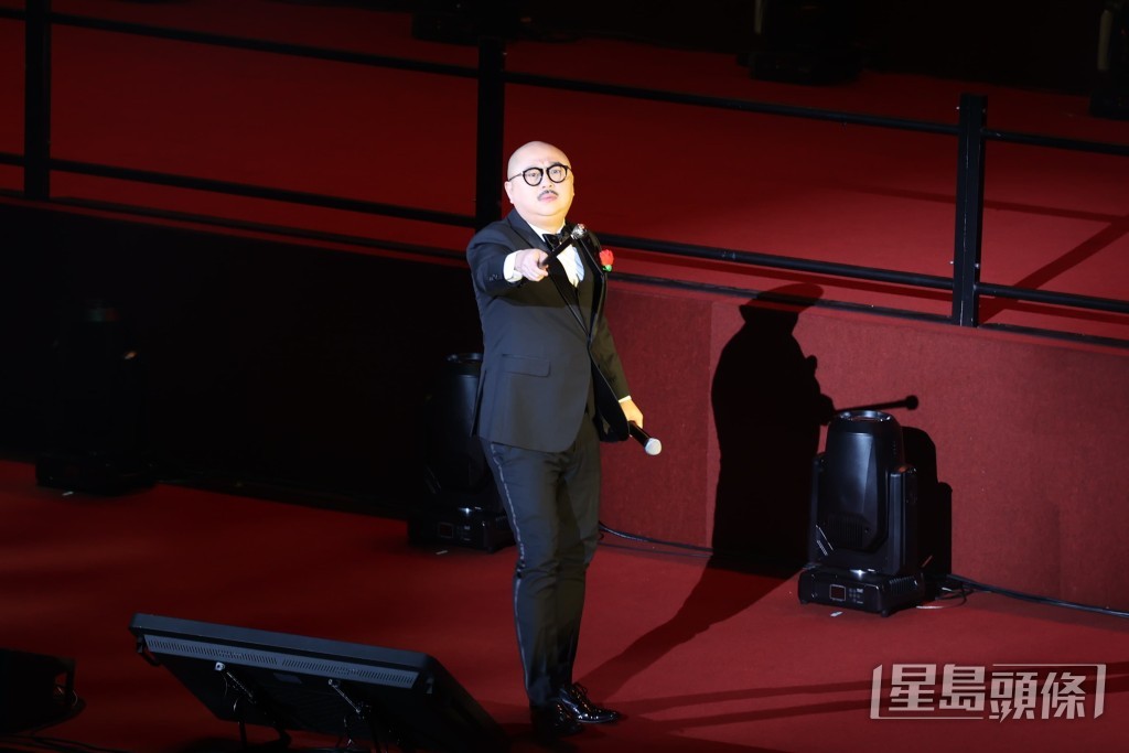 林盛斌在台上落力演出，獲得全場觀眾掌聲。