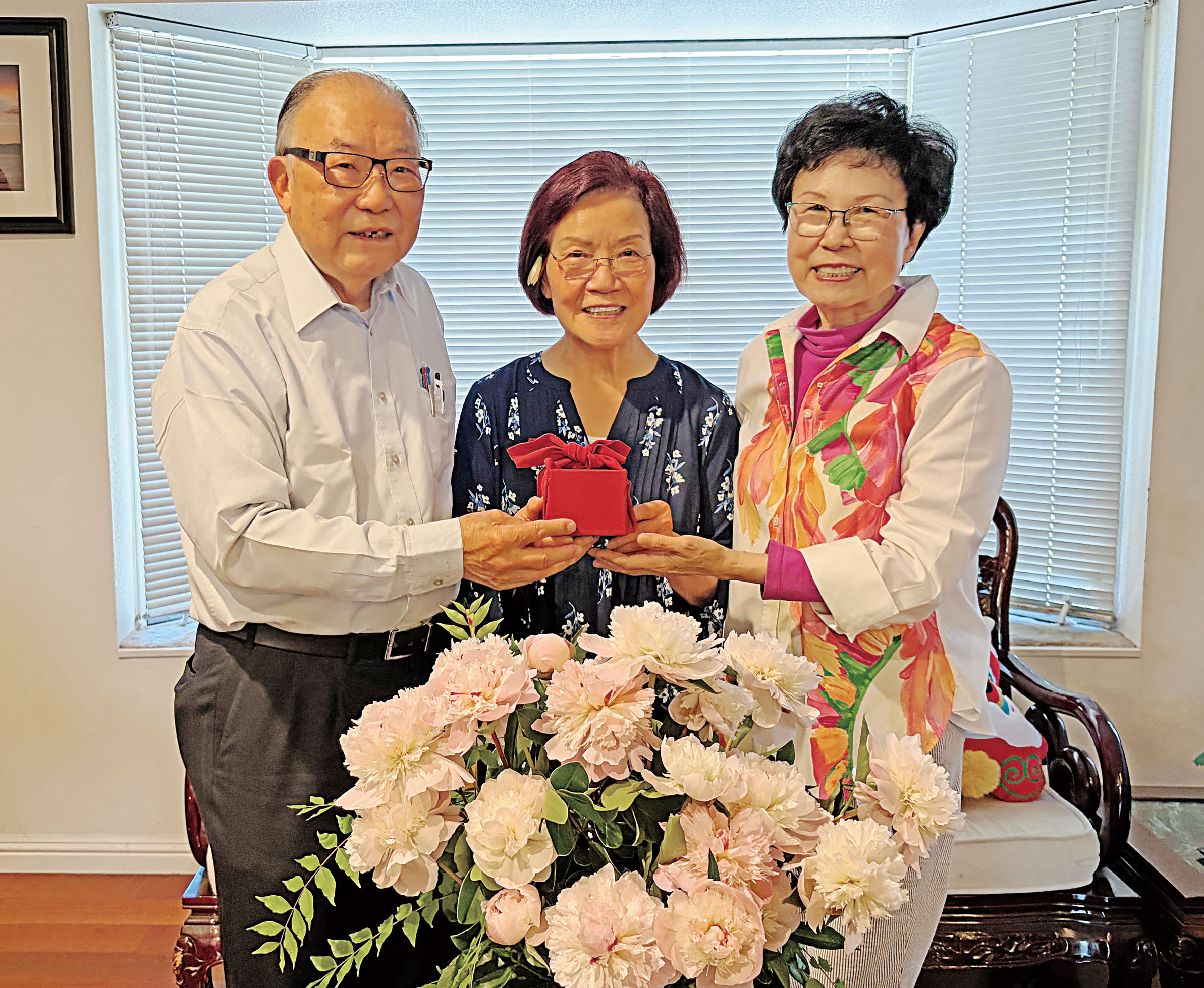 第14屆、第15屆會長交接，由「密爾布瑞市圖書館之友會」張莉綺會長監交，左起：譚益才、張莉綺、毛小苓。北加州留台僑生聯誼會