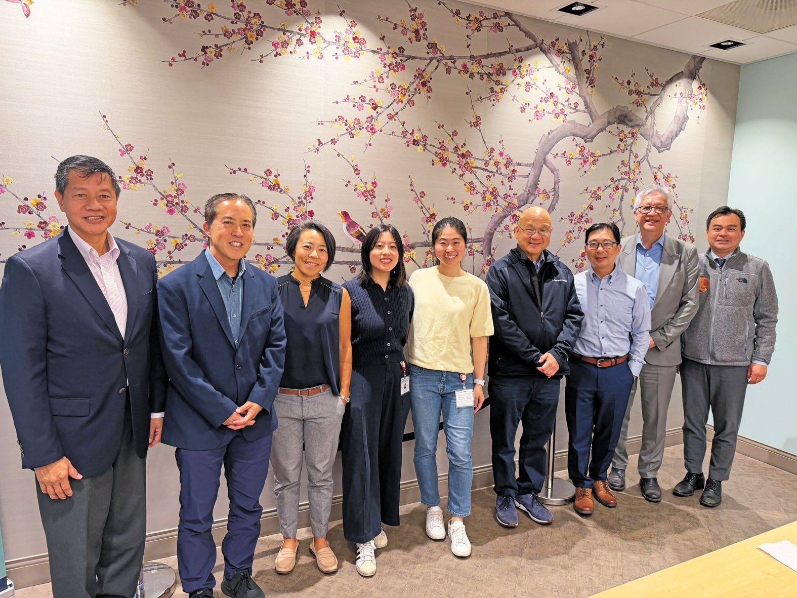 東華醫院、華美醫師協會及美亞醫療集團22日宣布2026年華裔醫學生社區實習計劃啟動。獲選醫學生宮怡婷(左四)、余潔璐(左五)與東華醫院及社區醫療界代表合影。記者蘇婕雅攝